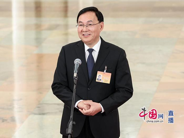 国务院国资委主任张玉卓在“部长通道”接收采访
