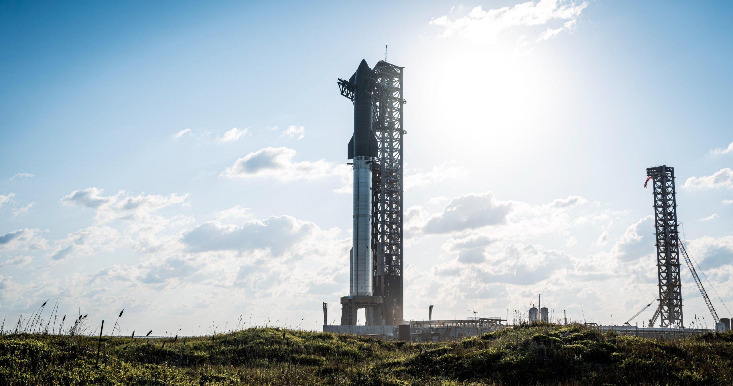 SpaceX星舰第五次测试飞行：助推器精准回收，上级飞船成功溅落 - 牛新网