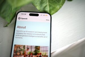 OpenAI下月为ChatGPT添加家长控制功能，自动监测敏感对话