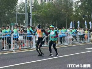 2026北京亦庄半程马拉松4月19日开跑，京东提供专属“机器人救护车”服务