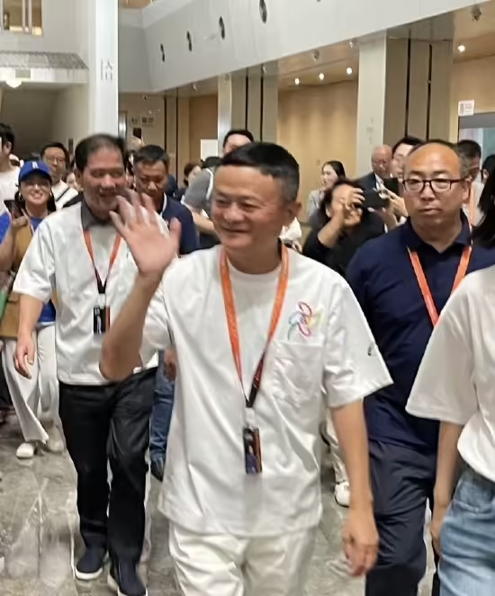 马云佩戴“风清扬”工牌现身阿里日,参观湖畔小屋