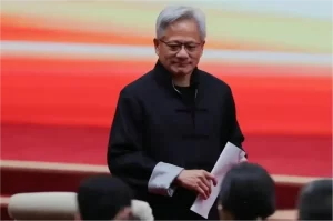 英伟达CEO黄仁勋链博会演讲：唐装亮相秀中文