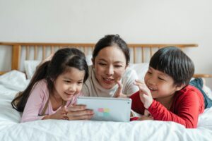 中国网民规模突破11.23亿：银发网民达1.61亿 农村互联网普及率持续提升
