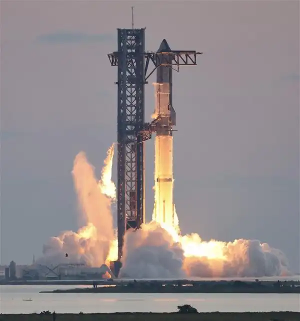 SpaceX成功完成星舰V2版第十一次试飞