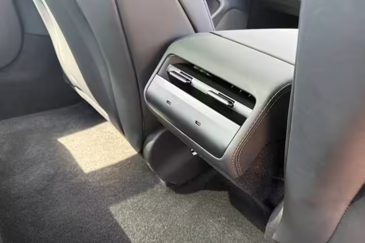 特斯拉Model 3标准版后排