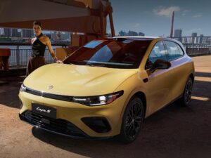 零跑Lafa 5纯电轿跑上市：限时9.28万元起，全系标配800V高压平台