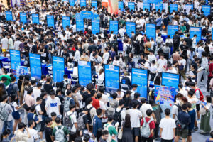 2026届高校毕业生预计达1270万人，教育部推出”微专业”与招聘月应对就业压力