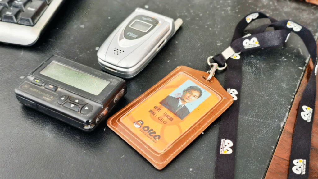 腾讯创业初期马化腾的工牌及通讯设备