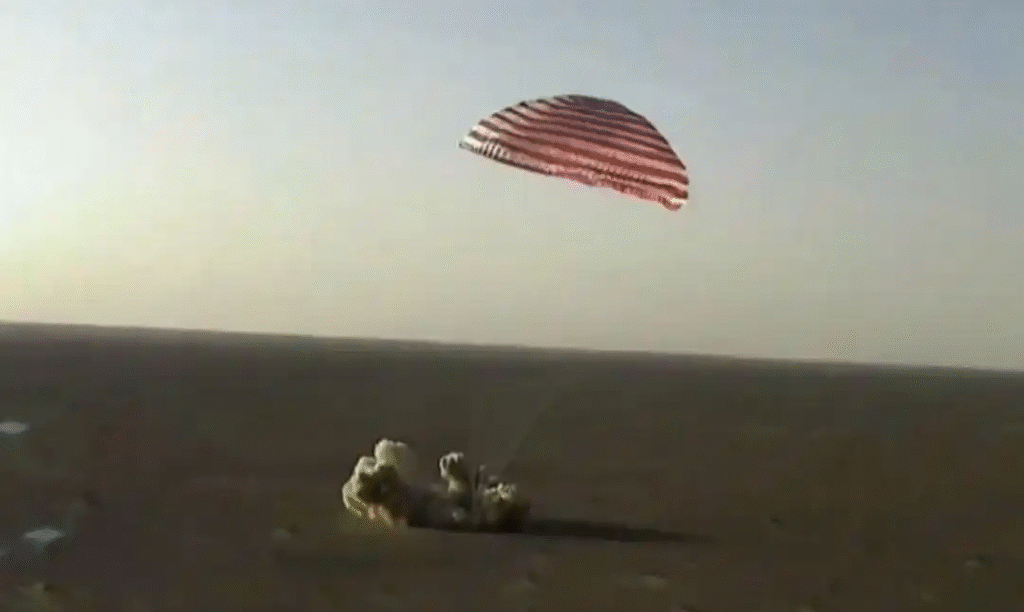神舟二十号载人飞船返回舱成功着陆，航天员乘组安全返回并刷新在轨驻留纪录