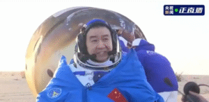 神舟二十号载人飞船返回舱成功着陆，航天员乘组安全返回并刷新在轨驻留纪录