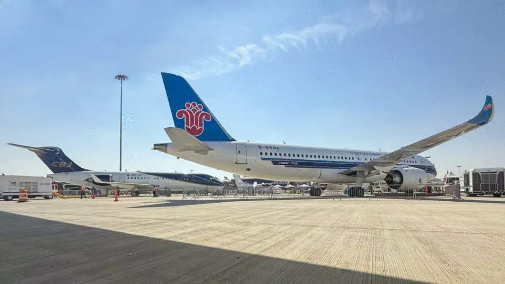 中国南航C919亮相迪拜航展