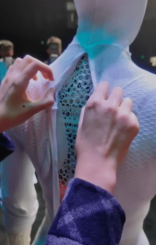 小鹏汽车发布人形机器人IRON一镜到底演示视频，回应“真人扮演”质疑