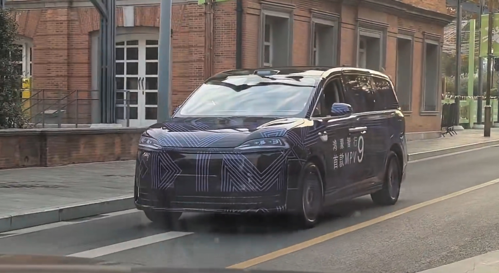 鸿蒙智行旗舰MPV智界V9谍照