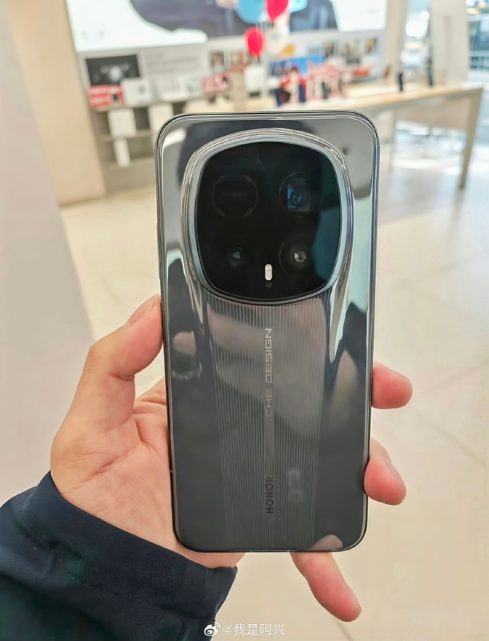 荣耀Magic8 RSR保时捷设计版