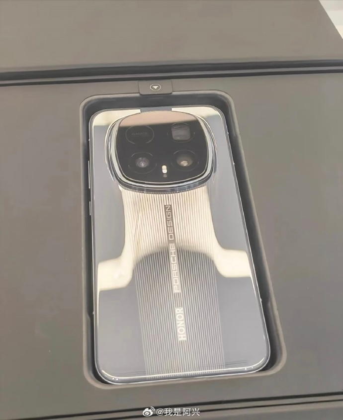 荣耀Magic8 RSR保时捷设计版