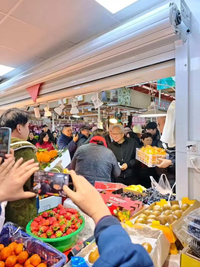 英伟达CEO黄仁勋现身上海菜市场体验市井生活