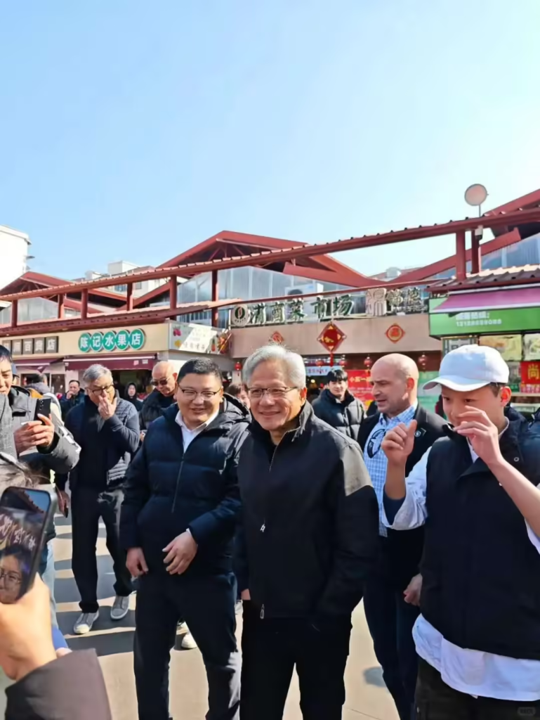 英伟达CEO黄仁勋现身上海菜市场体验市井生活