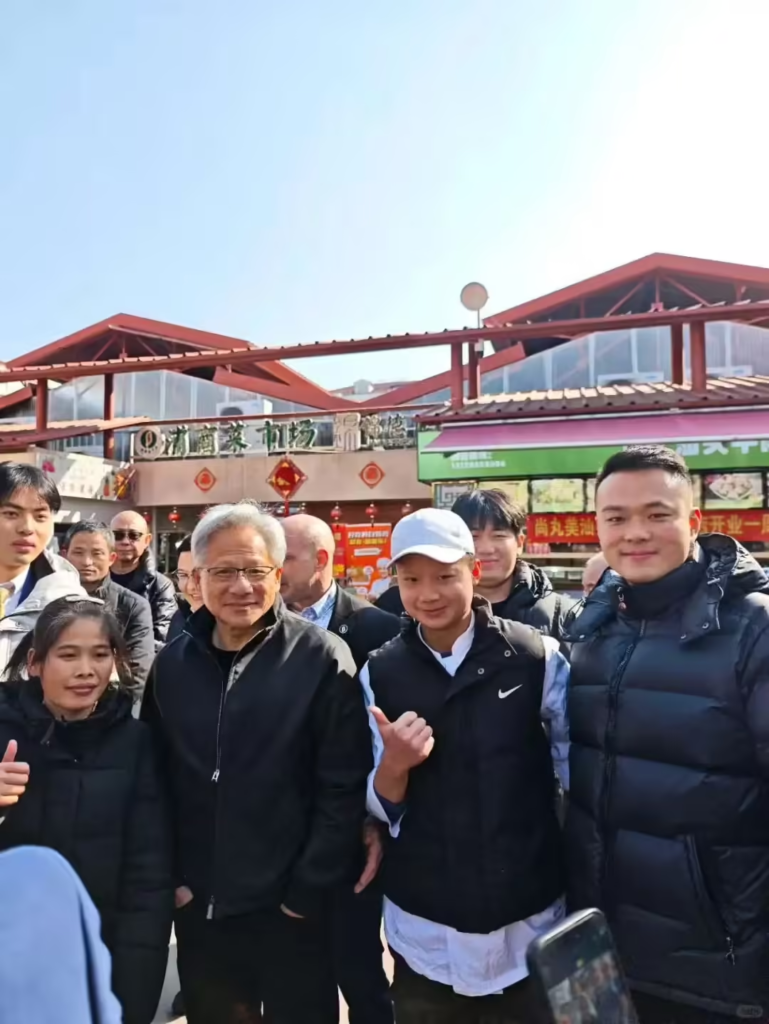 英伟达CEO黄仁勋现身上海菜市场体验市井生活