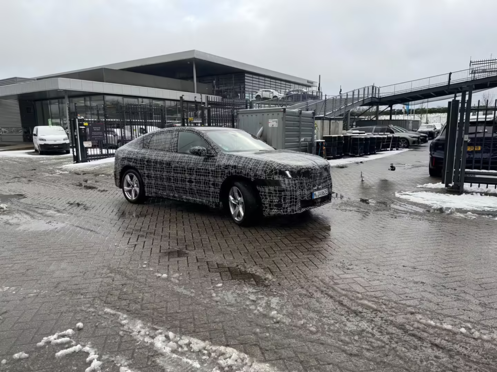 宝马iX4纯电轿跑SUV路试谍照