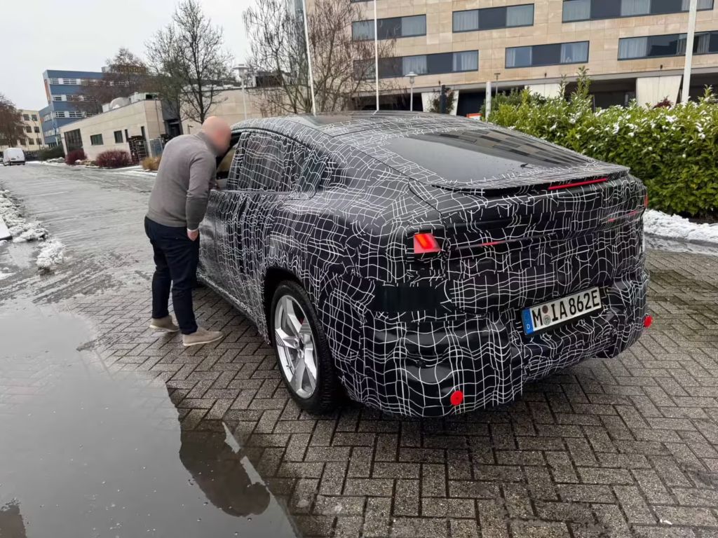 宝马iX4纯电轿跑SUV路试谍照