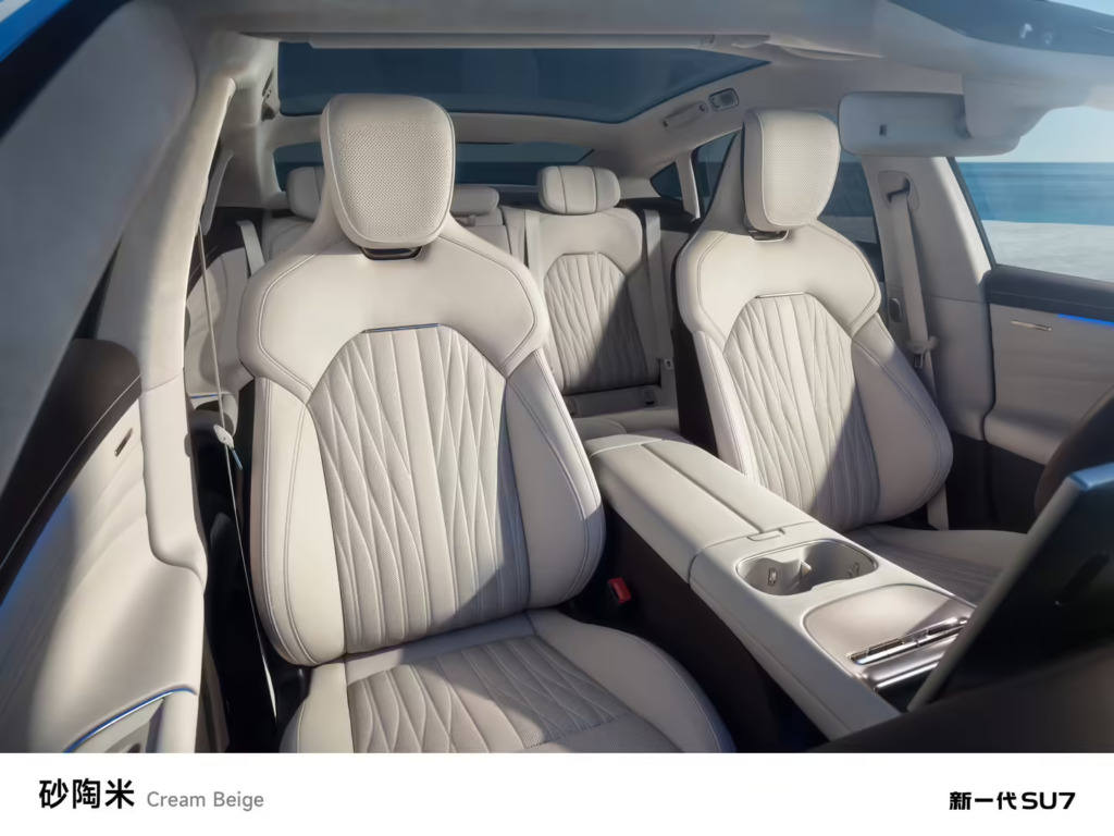 新一代SU7新增“砂陶米”内饰