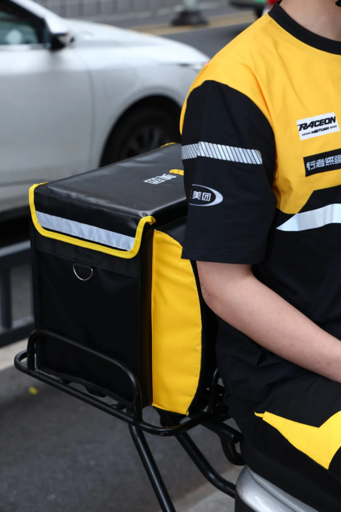 美团外卖骑手服春装升级