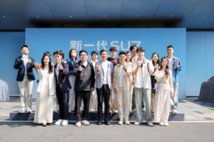 小米新一代SU7锁单破3万，靛石绿成爆款，雷军苏炳添深圳首交