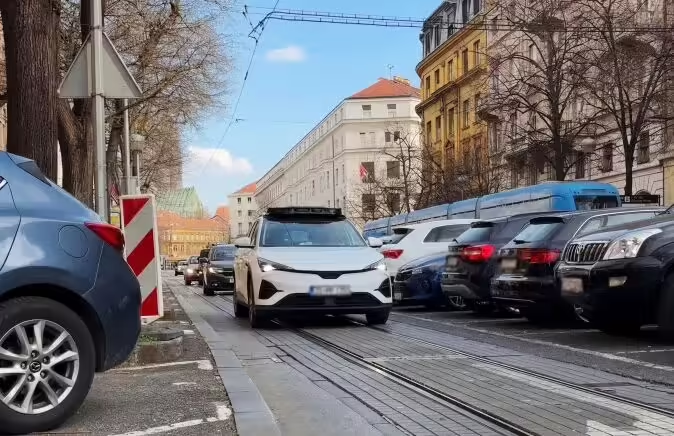 第七代 Robotaxi 在萨格勒布繁华路段测试