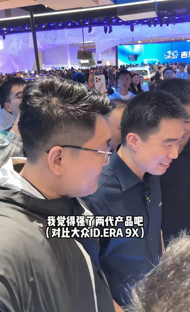 在参观上汽大众展台后，李想在回答媒体提问时表示，理想L9 Livis相比上汽大众ID.ERA 9X“至少领先两代”