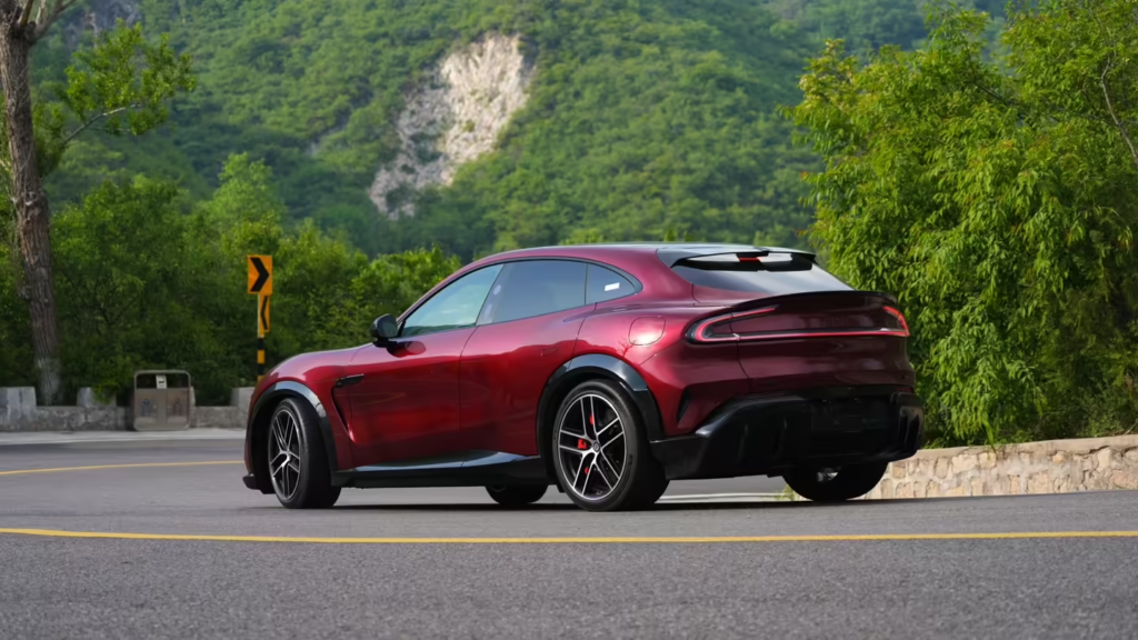 小米 YU7 GT 车厘子红版本