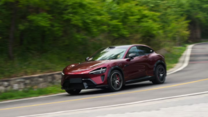 小米 YU7 GT 车厘子红版本高清实车图曝光，新车 5 月底正式发布