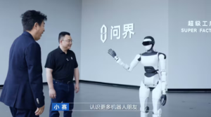 赛力斯人形机器人“小赛”亮相，康波：今年还有更多具身智能产品发布